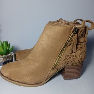 Boots Tan Ankle  with Side Zipper and Block Heel size 6 Good Condition